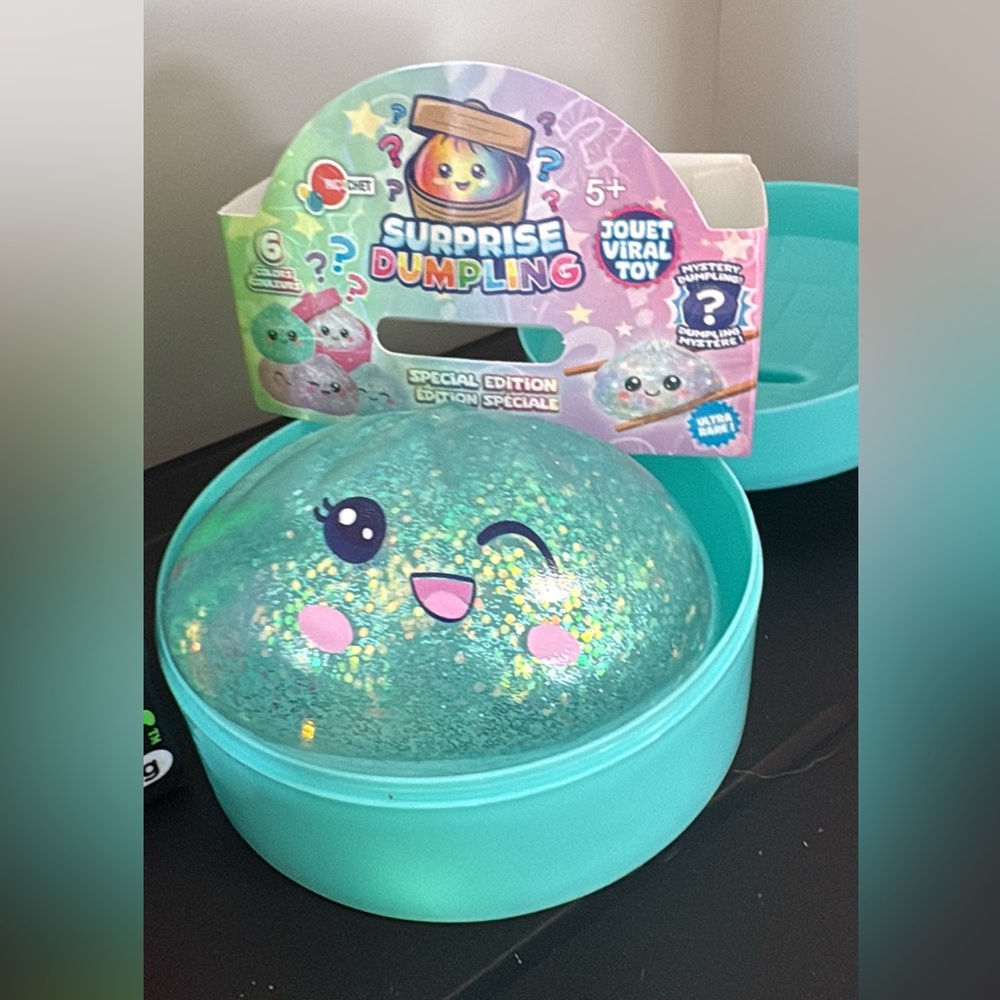 Brand new dumpling only opened to take photo, adorable case & great squish!